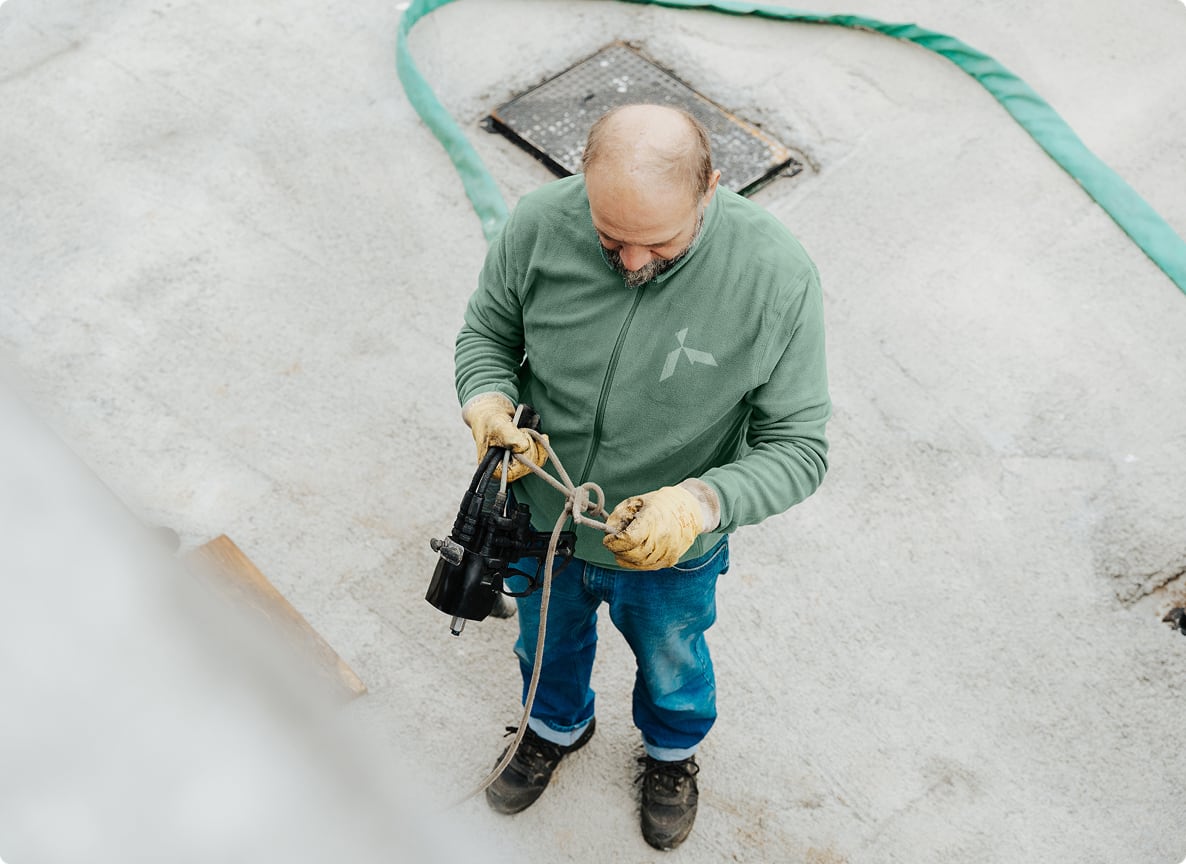 Scatto dall'alto di un tecnico Your Insulation