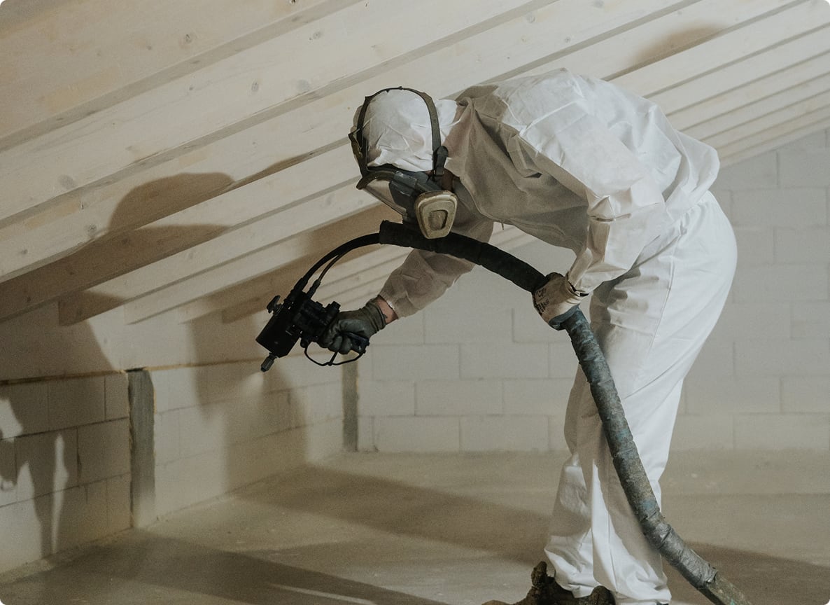 Scatto di un tecnico Your Insulation mentre applica del poliuretano.