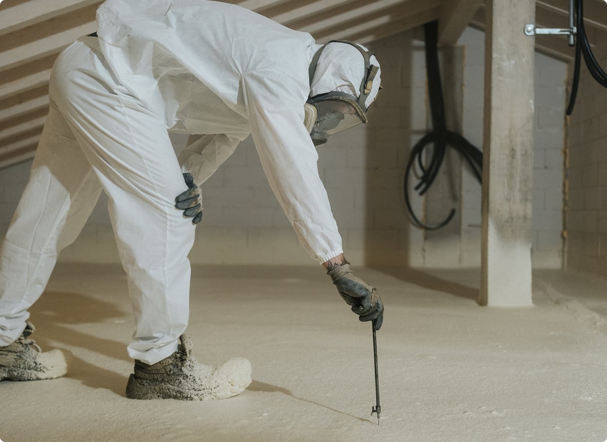 Scatto laterale di un tecnico mentre effettua dei controlli sul poliuretano applicato.