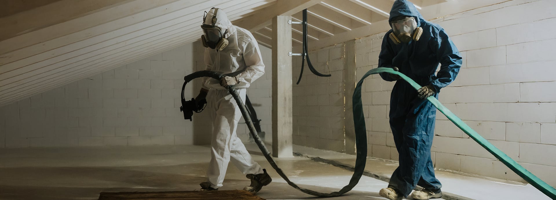 Scatto di due tecnici Your Insulation mentre effettuano la posa del poliuretano.