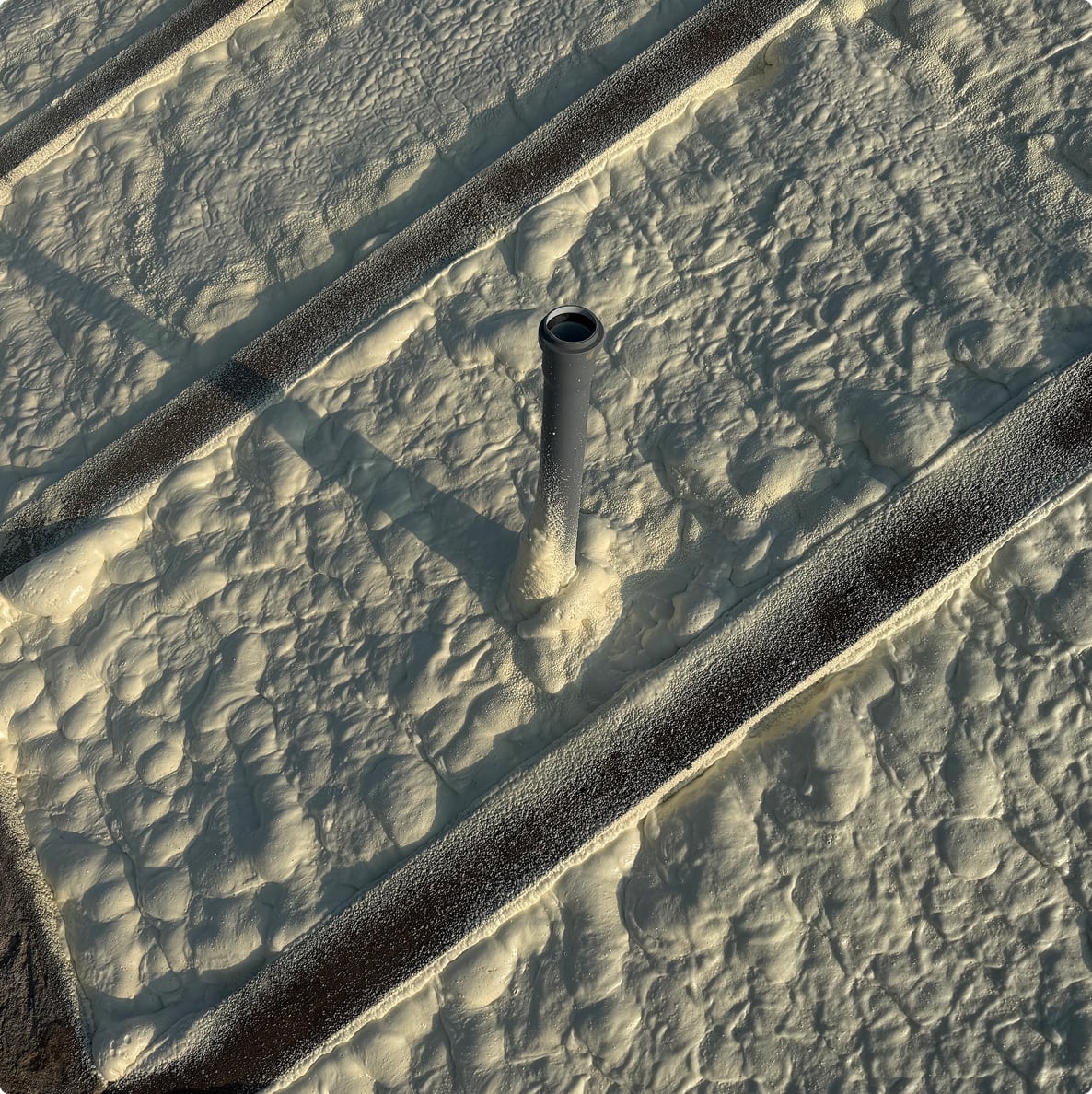 Scatto di un tetto in costruzione subito dopo la posa di uno strato di poliuretano.
