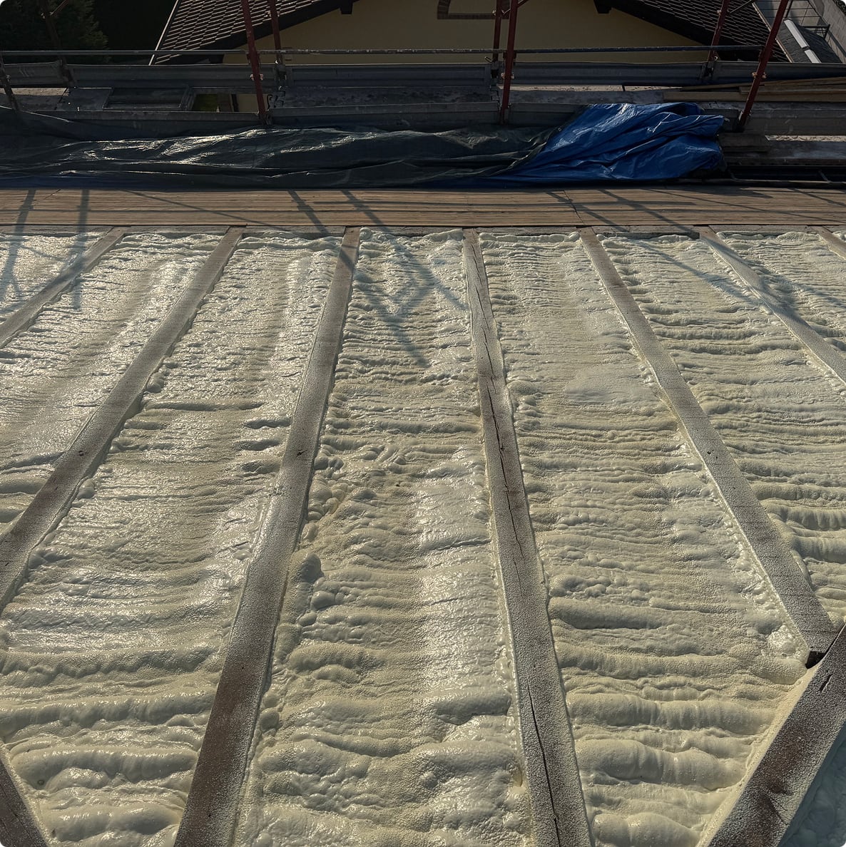 Scatto di un tetto in costruzione subito dopo la posa di uno strato di poliuretano.